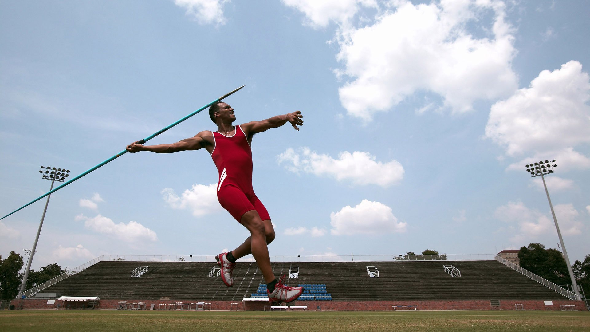 “逆境生存：车手在极端气候下的英雄演绎”